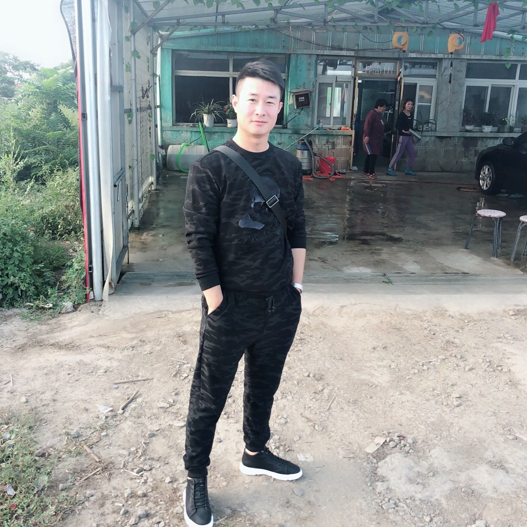 跳跃吃醋摩托的照片