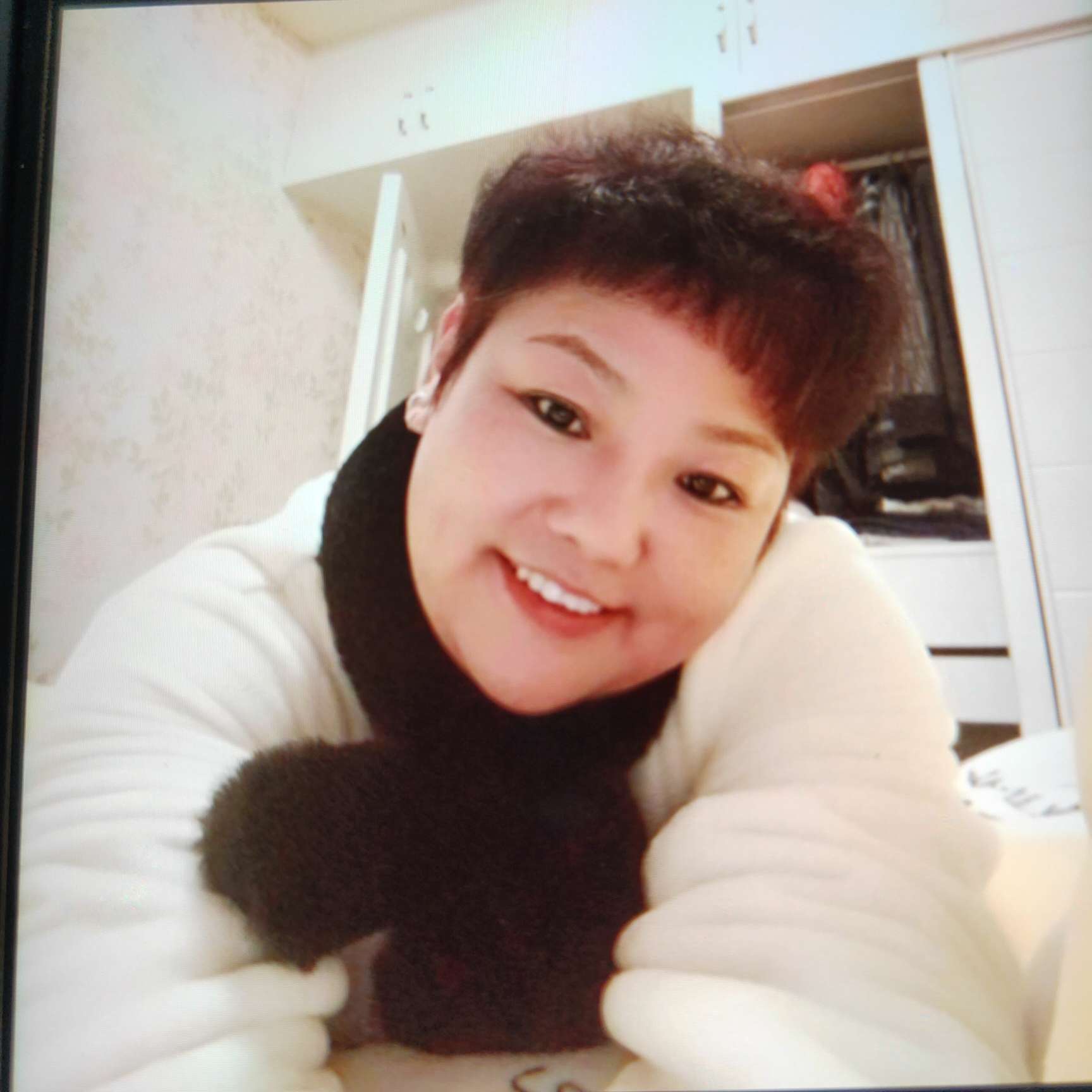 深情蹙眉少女的照片