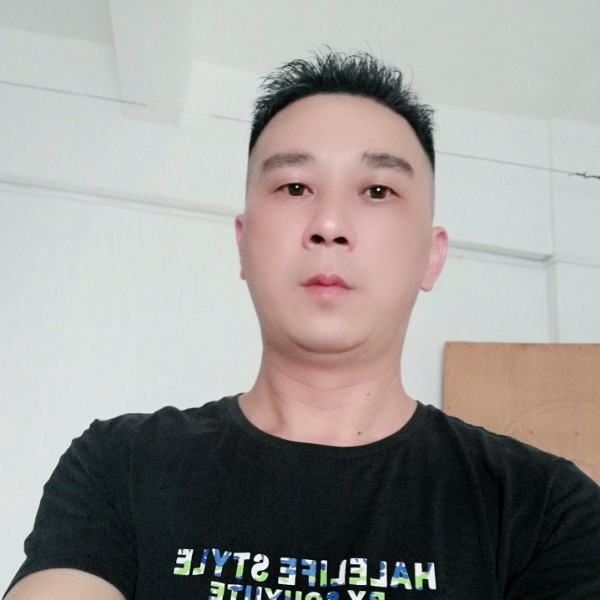 梁健飞的照片