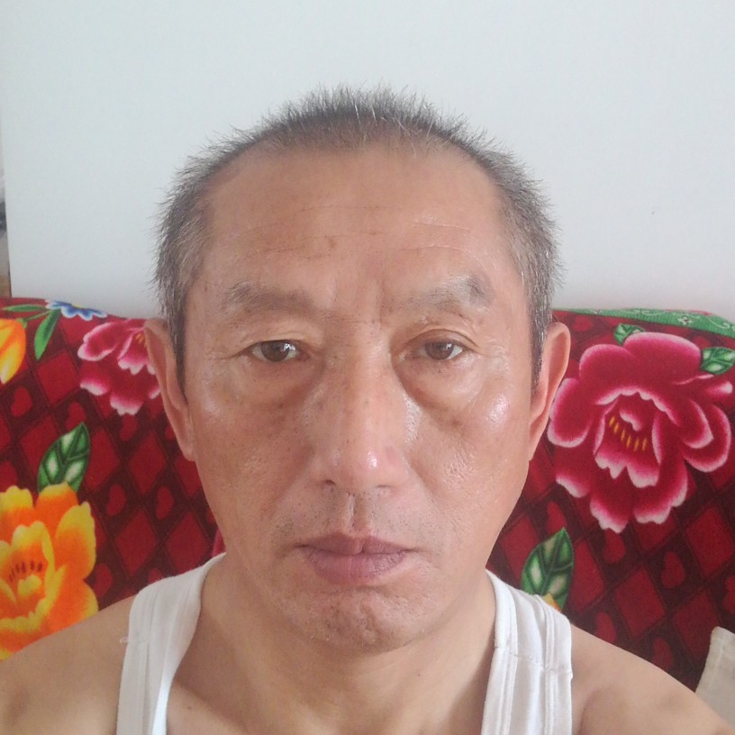 微笑深拥抽屉的照片