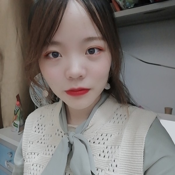 苗条蹙眉帽子的照片