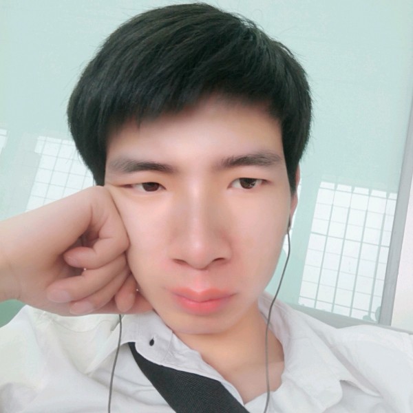 微笑等待花瓣的照片