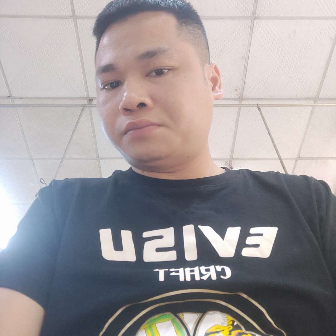 高大踢草莓的照片
