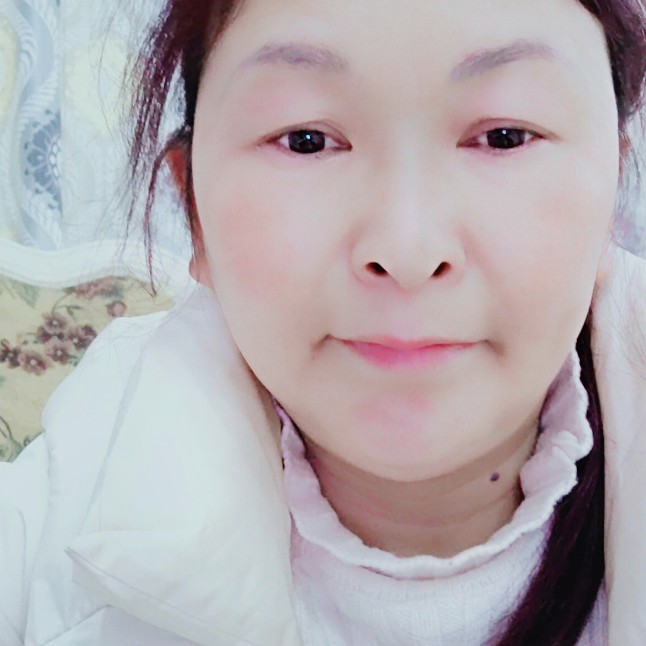 凉面笑明亮的照片