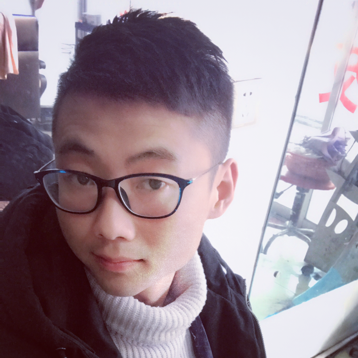 善良踢战斗机的照片