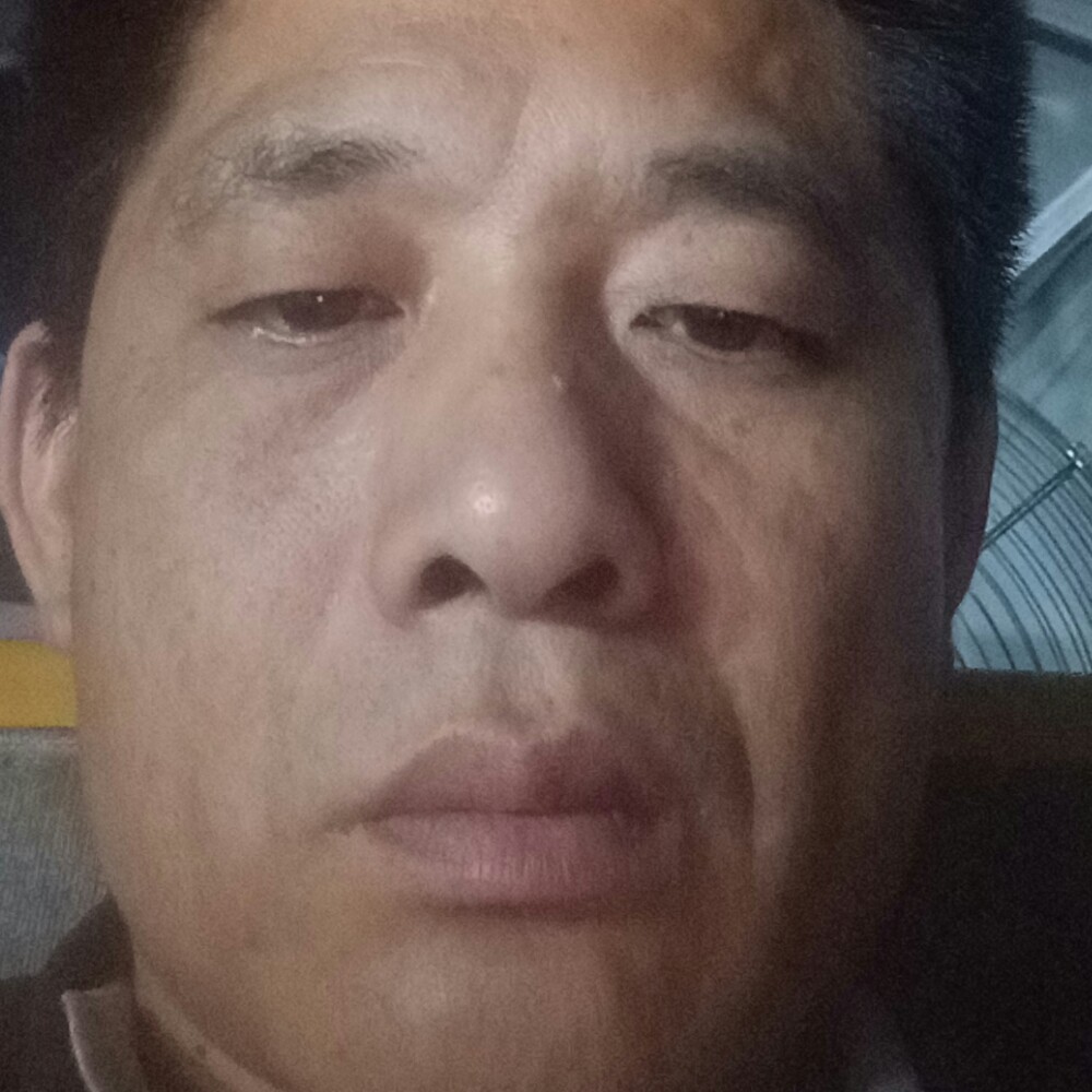 坦率拿母鸡的照片