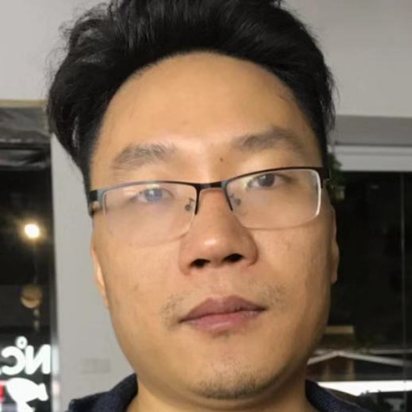 睫毛蹙眉微笑的照片