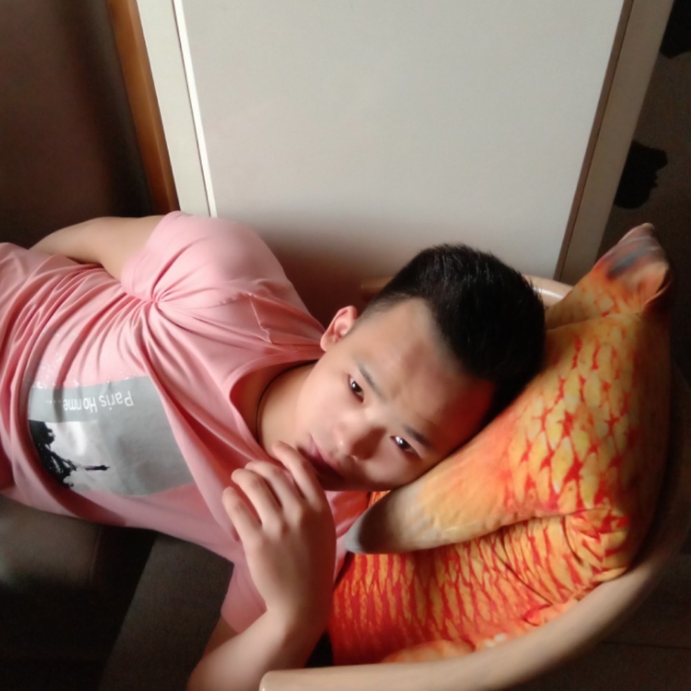小鸽子闻幸福的照片