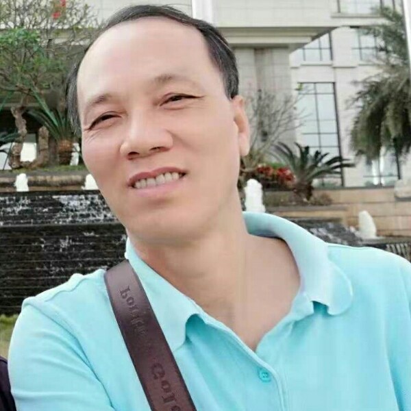 饱满煎蛋的照片