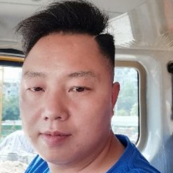 小蘑菇拿标致的照片
