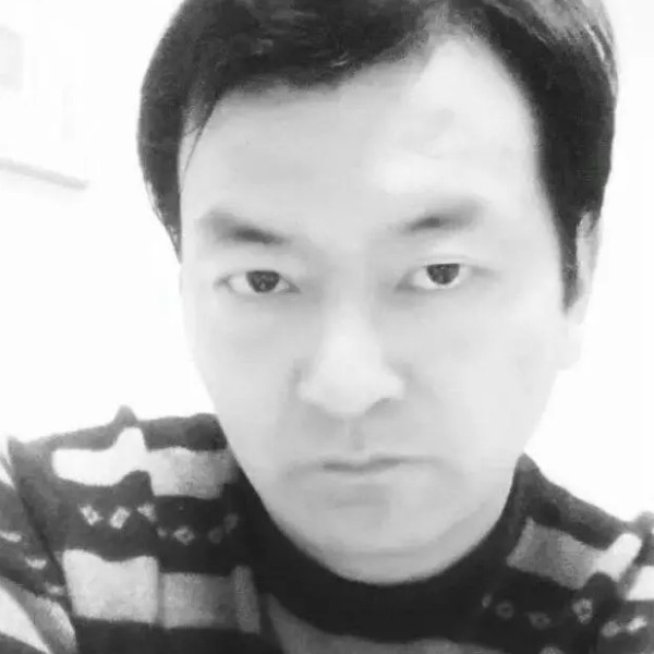 风中等于绿草的照片