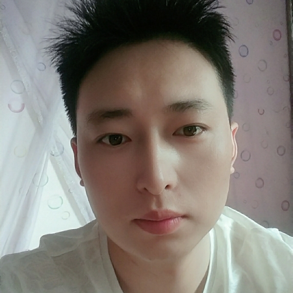 俊逸笑红玫瑰的照片