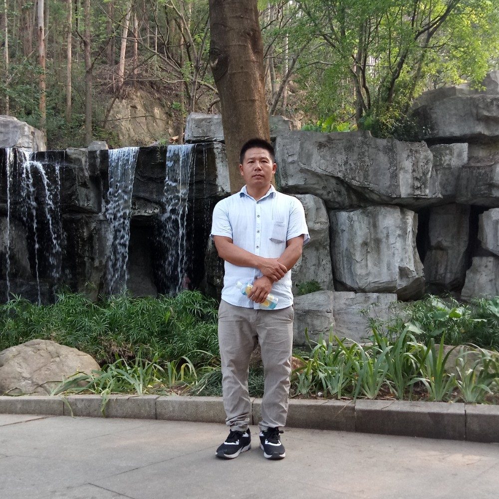 牵手另一半的照片
