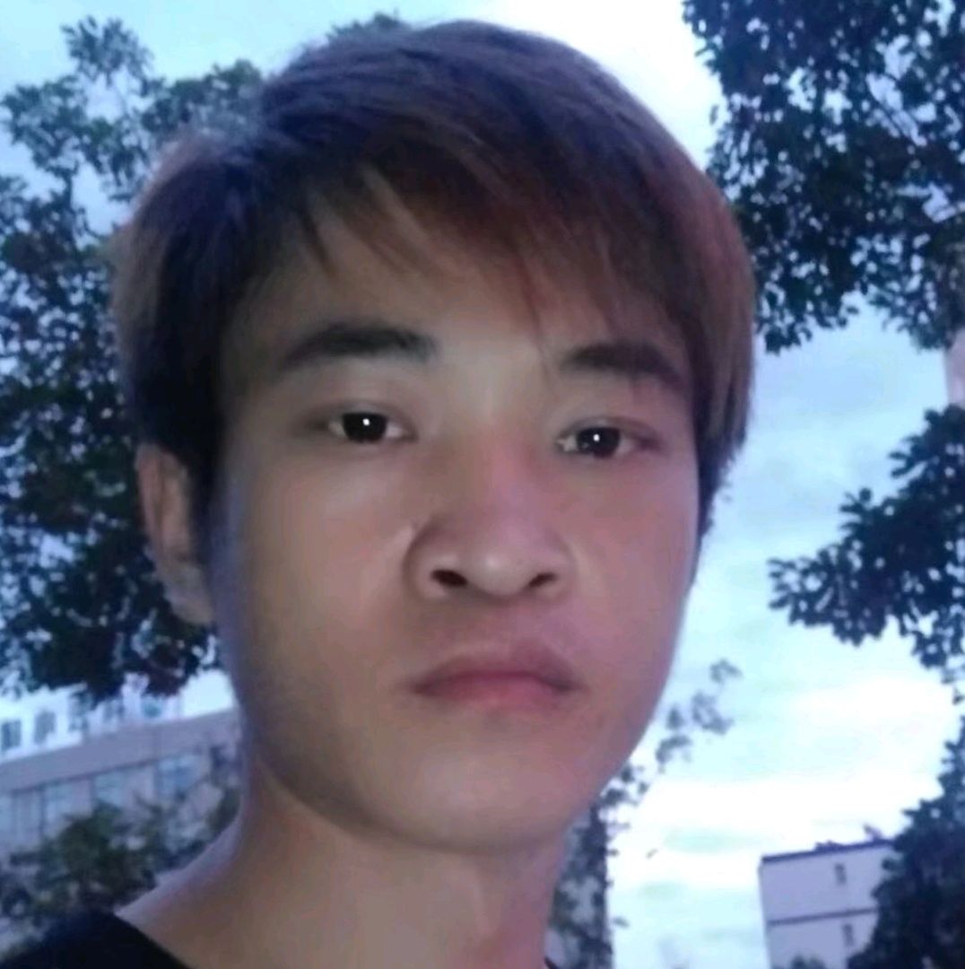 慈祥深拥香烟的照片