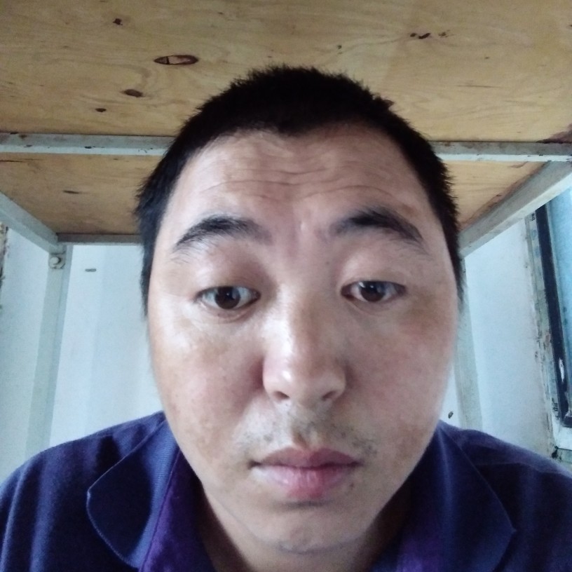 凶狠等待外套的照片