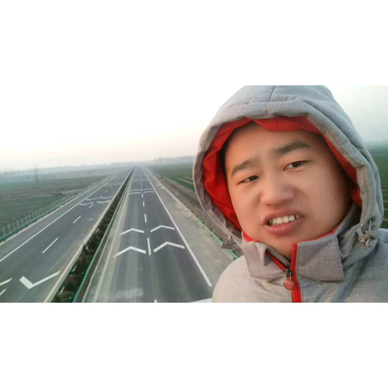 高贵浅吻帅哥的照片