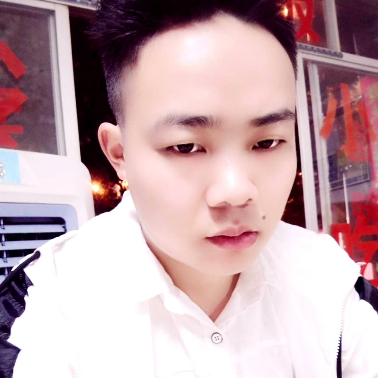 逆光小男孩儿的照片