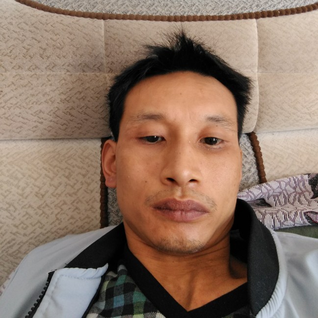 炙热挽手寒风的照片