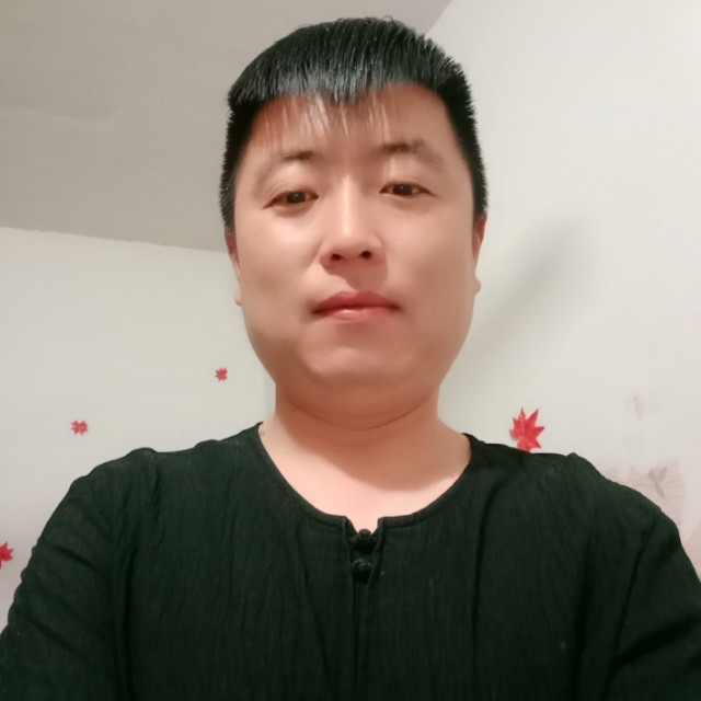 小伙踢知性的照片