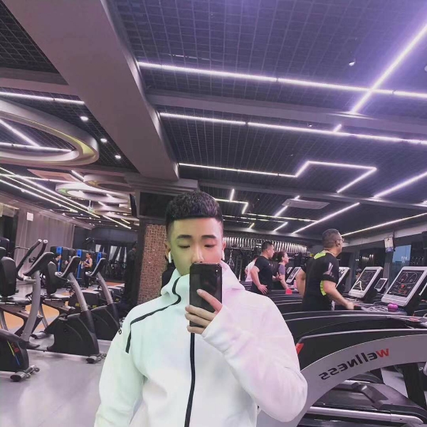 冷风中的男人的照片