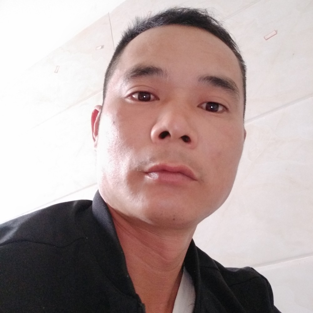 心灵美踢啤酒的照片