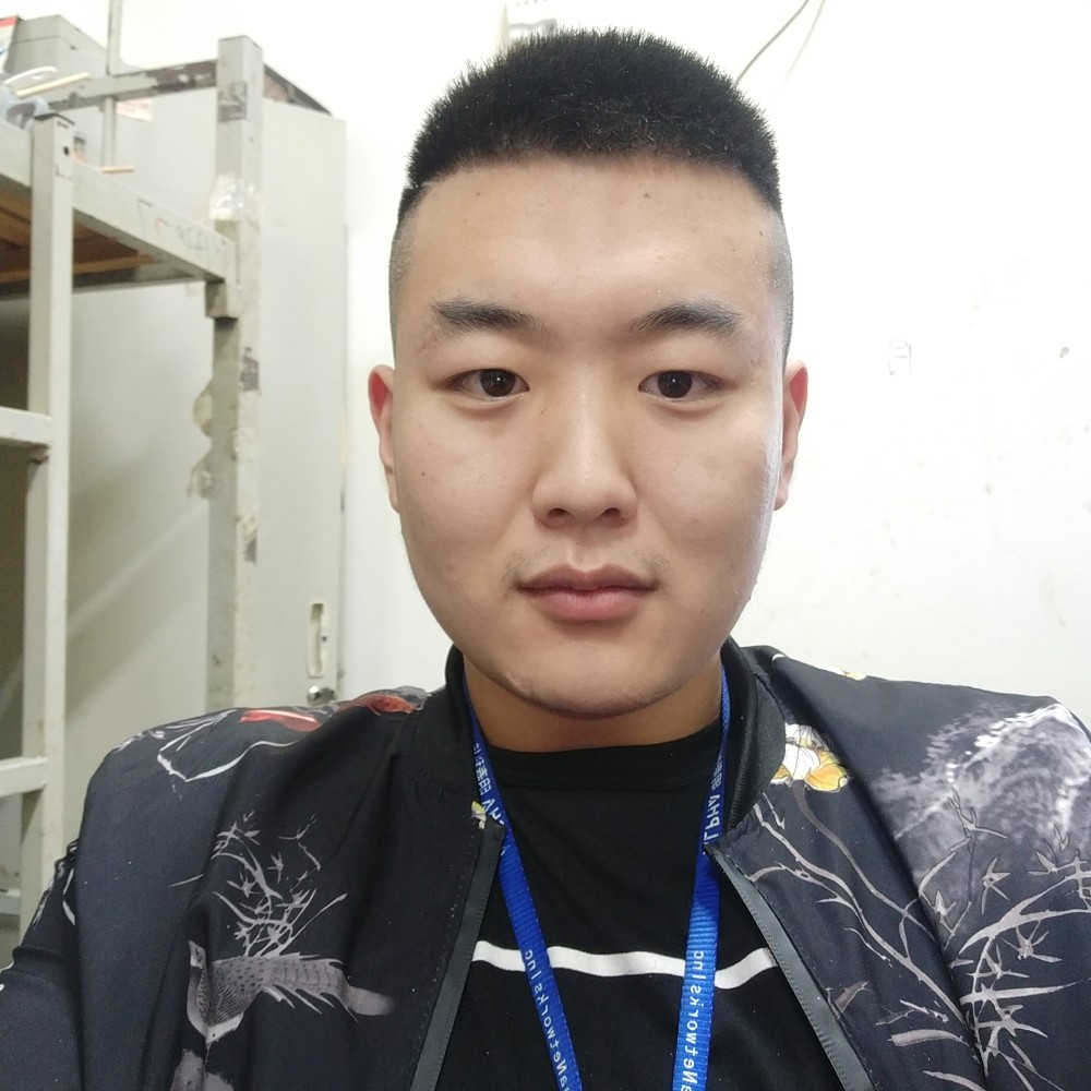 笑点低衬衫的照片