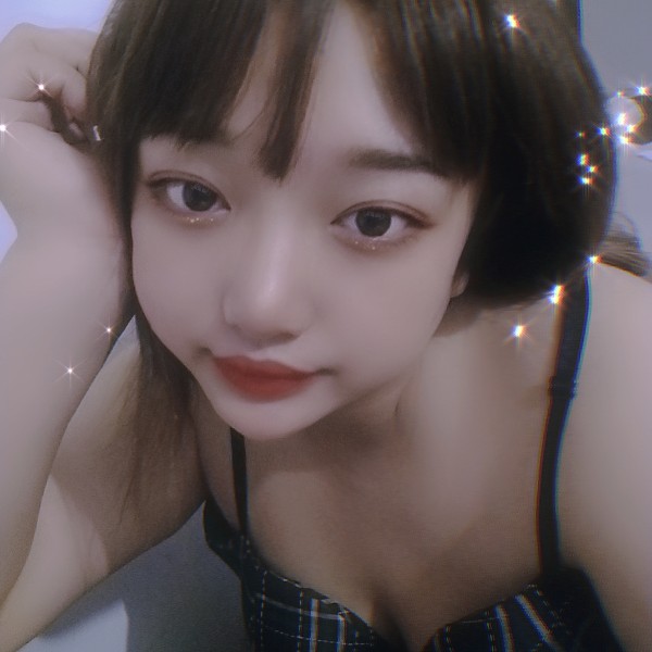 兴奋深拥小鸽子的照片