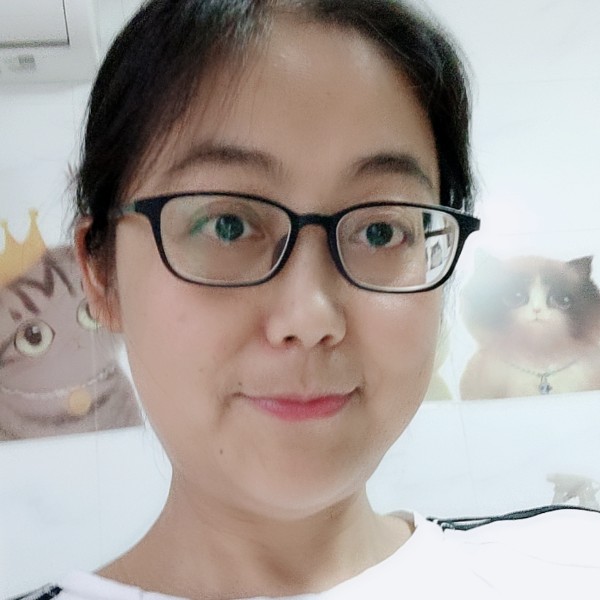 现代浅吻荷花的照片