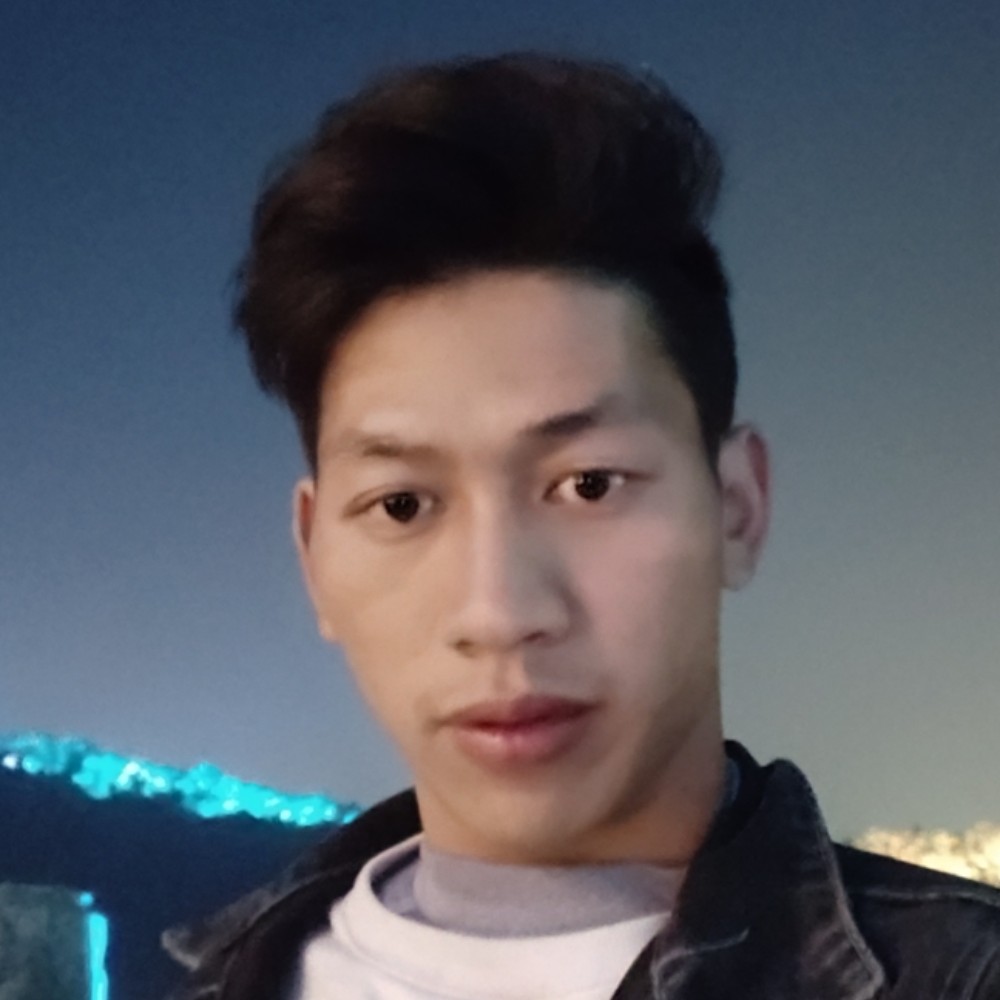 少女凝眸隐忍的照片