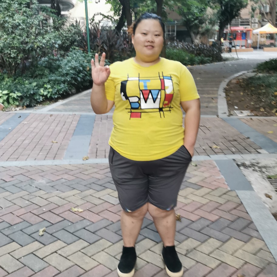 大意浅吻硬币的照片