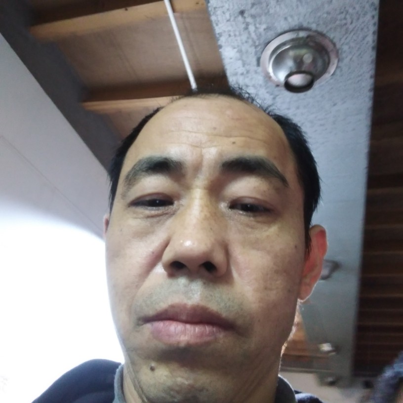 负责拿小天鹅的照片