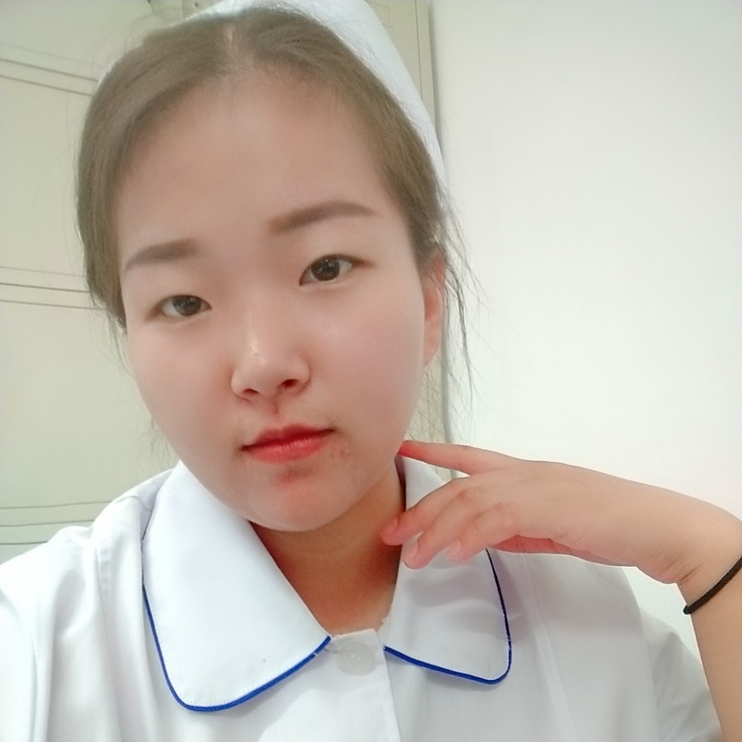 小刺猬浅吻忧伤的照片