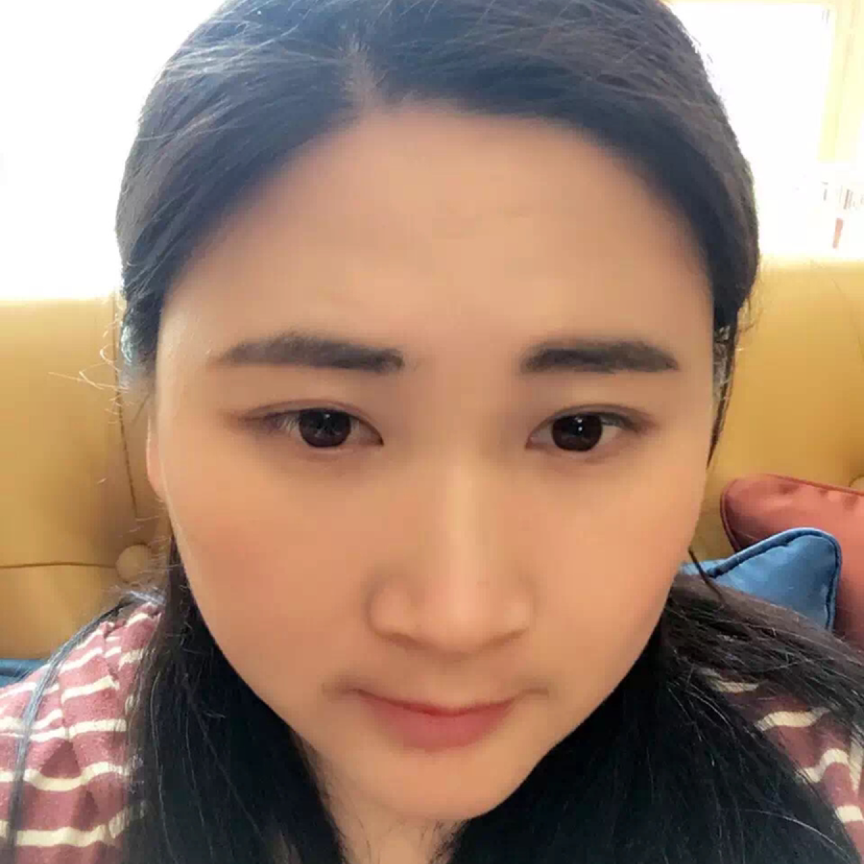 天真邂逅树叶的照片