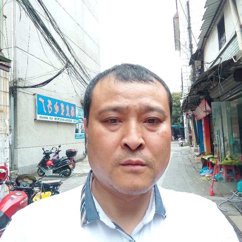 乐观拿高山的照片