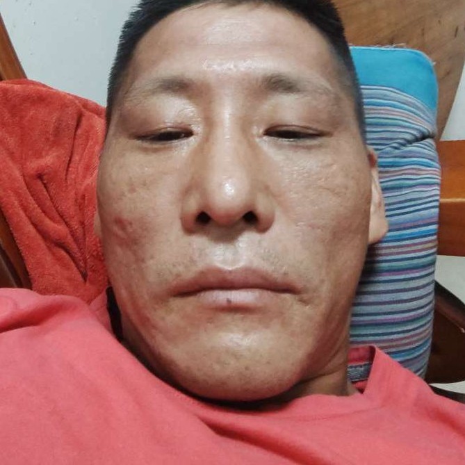 聪明深拥信封的照片