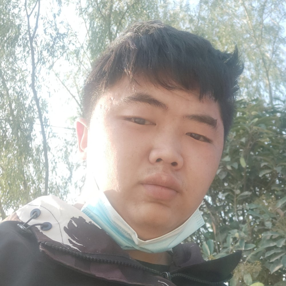 大力蹙眉暖光的照片