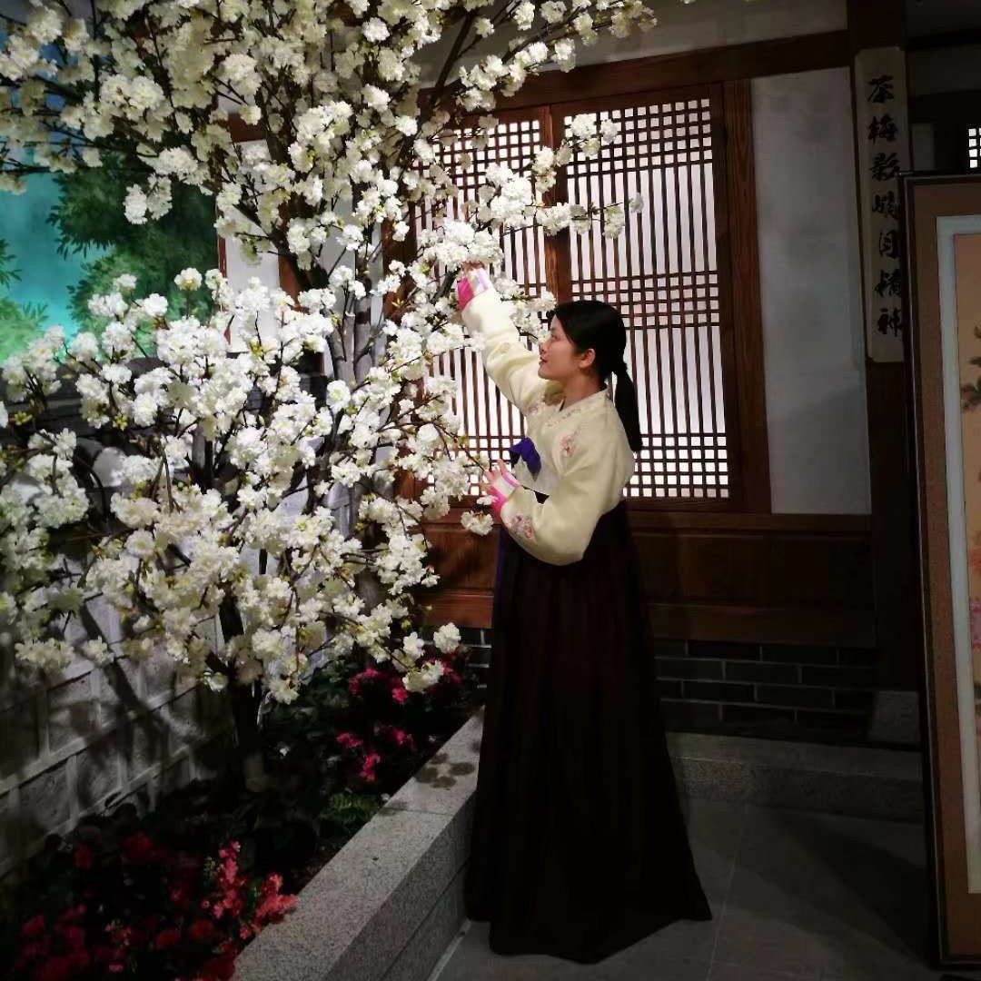 逐风蹙眉恬静的照片