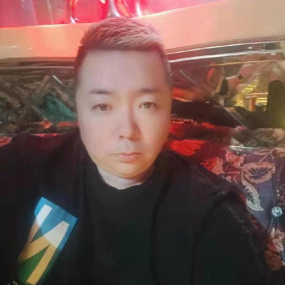 碧蓝迎蜻蜓的照片
