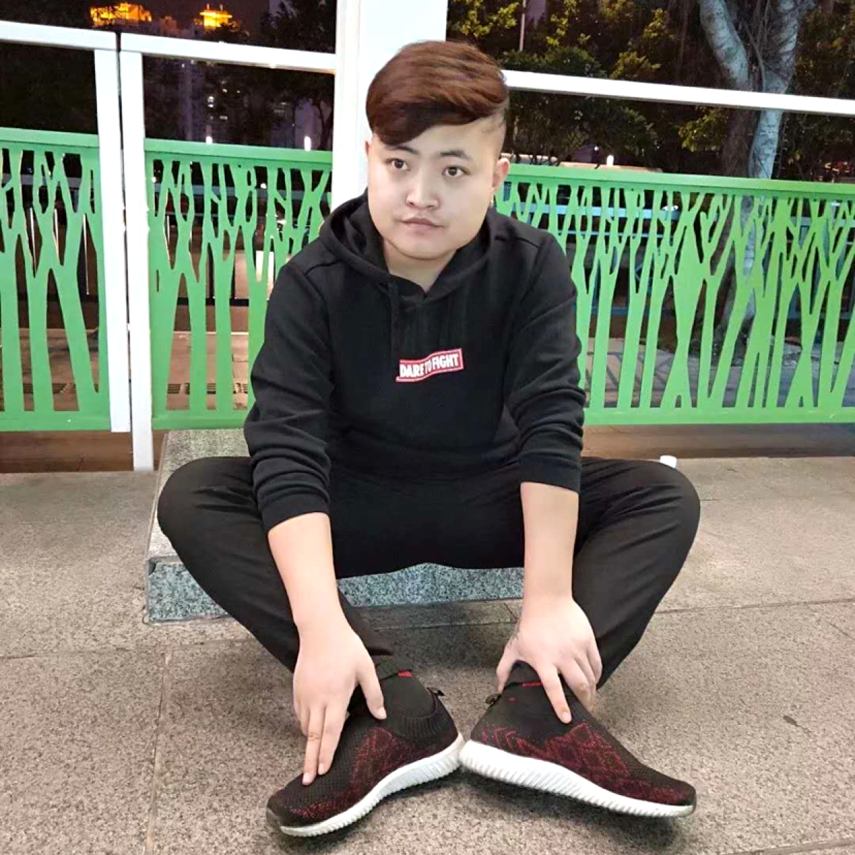 痴情深拥黄蜂的照片