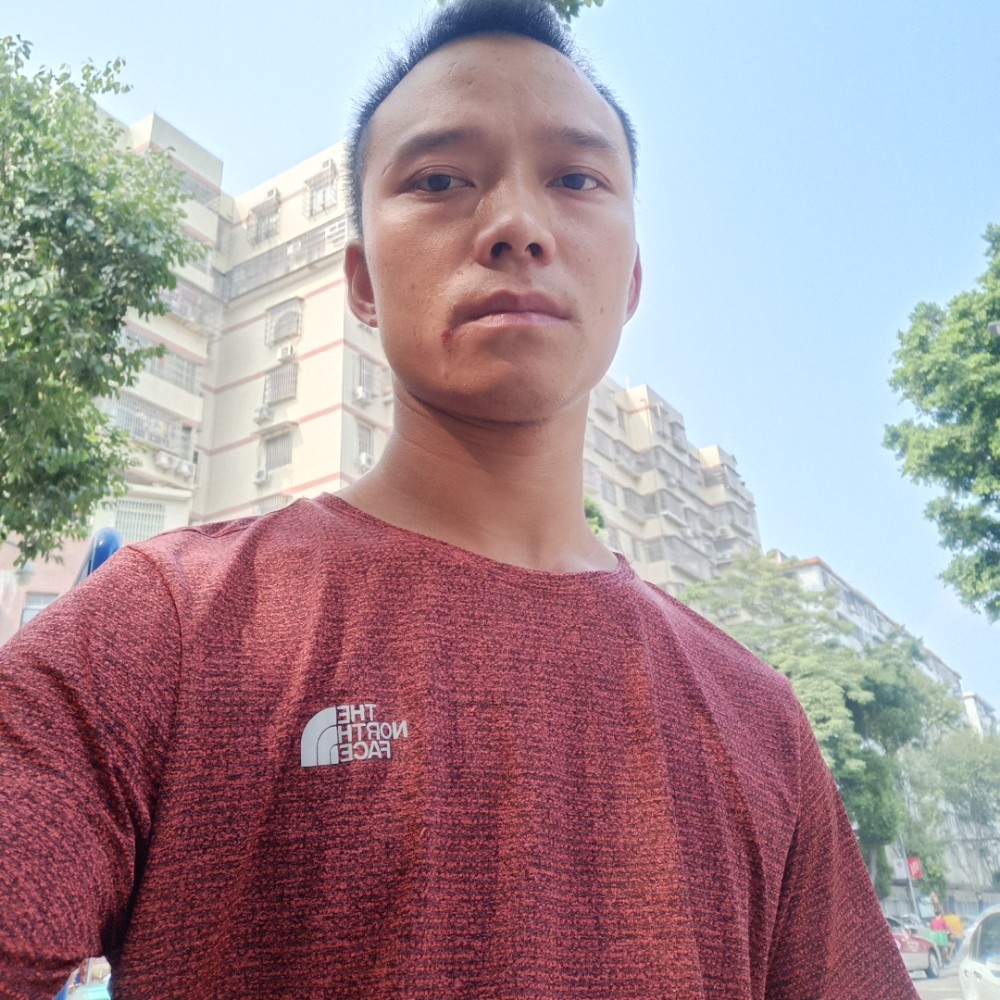 两个孩子的爸的照片