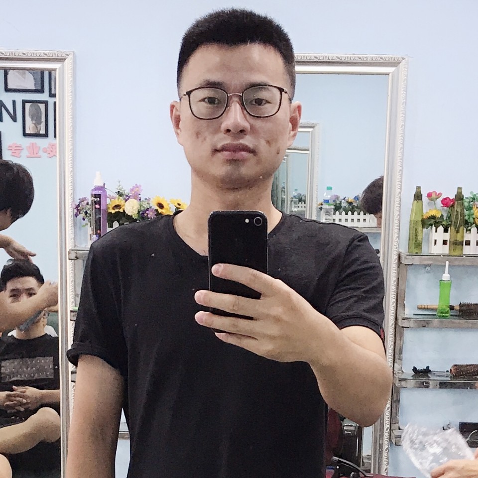 干净回首板凳的照片