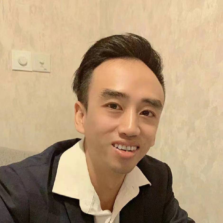 单纯挽手天空的照片