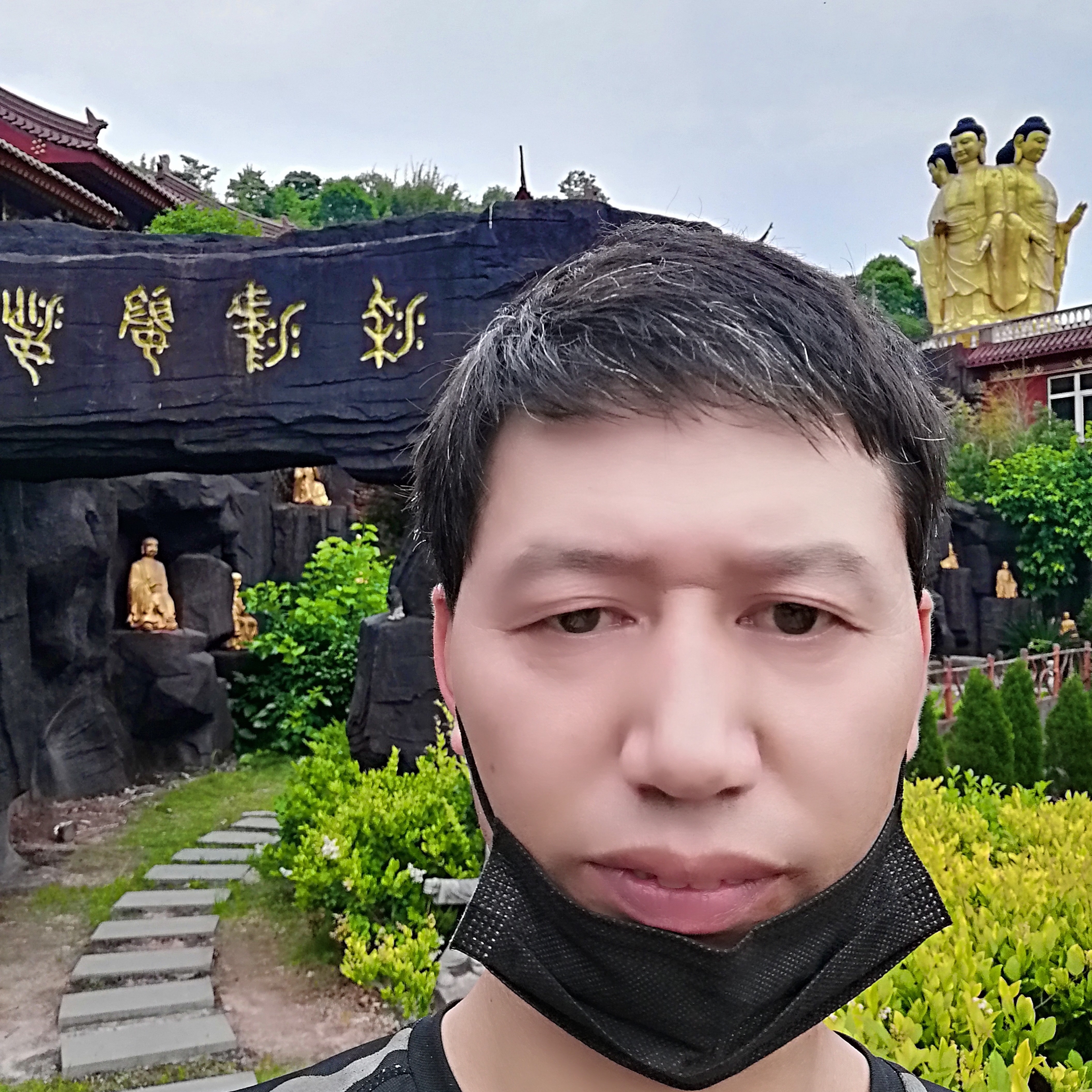 高挑挽手大山的照片