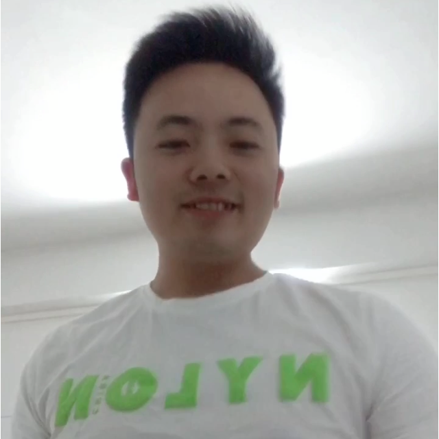 现代与飞机的照片