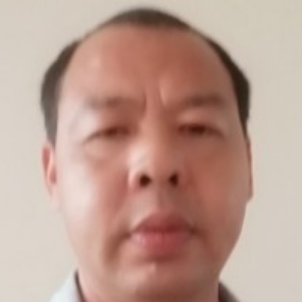 英俊向溪流的照片
