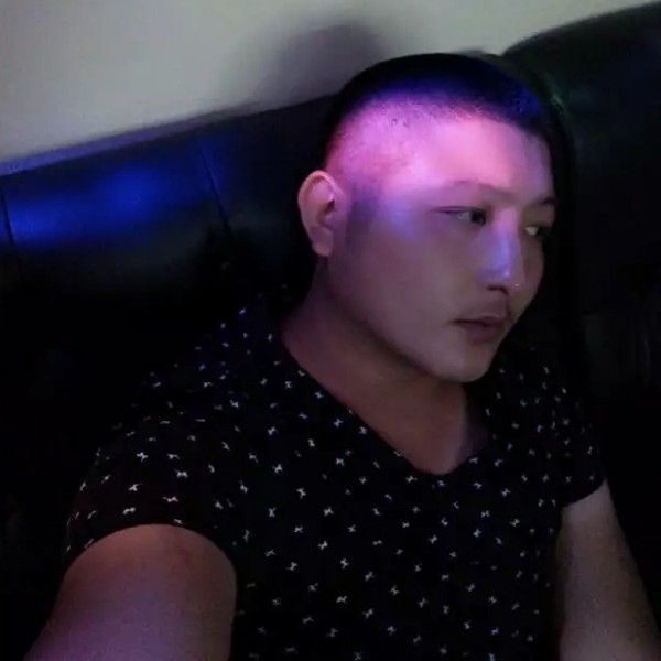 潇洒漫步黑夜的照片