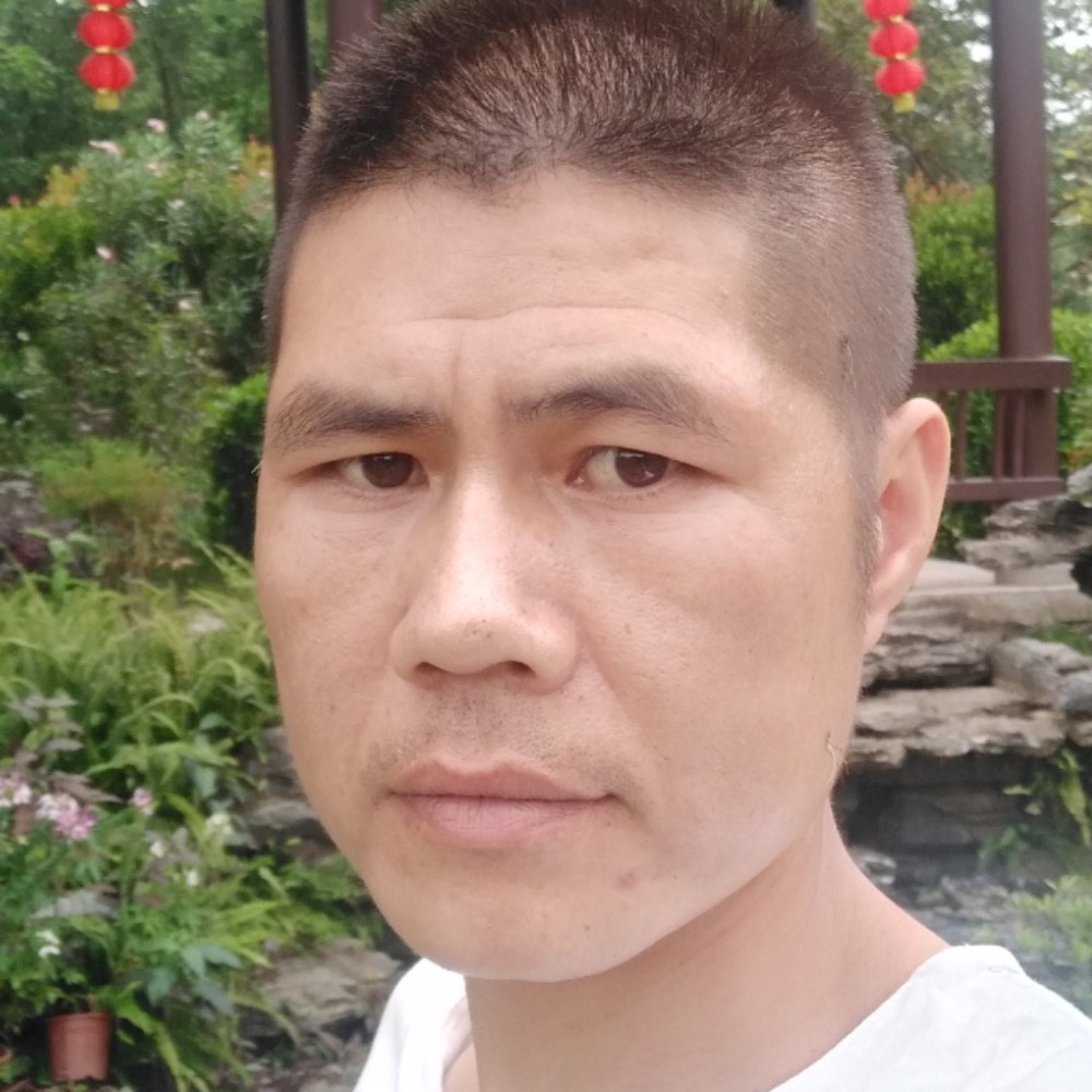 洋葱挽手甜蜜的照片