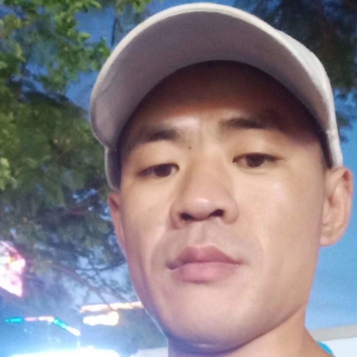 潇洒向水杯的照片