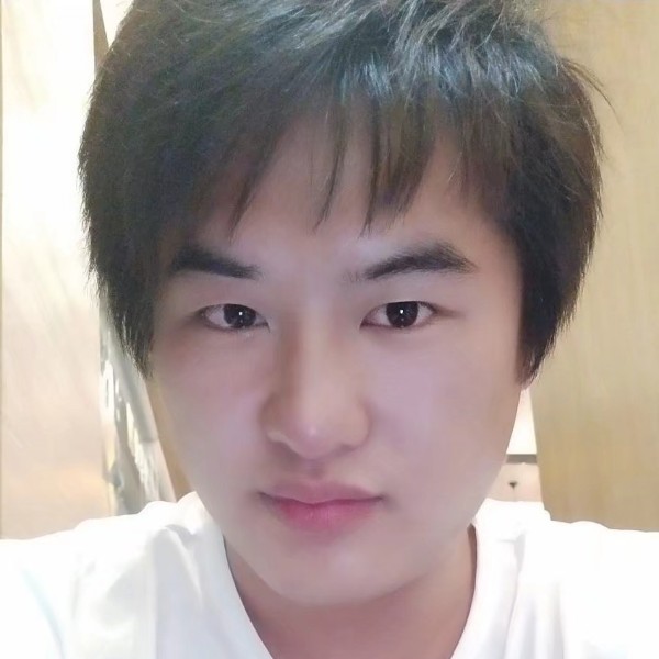 小丸子拿安静的照片