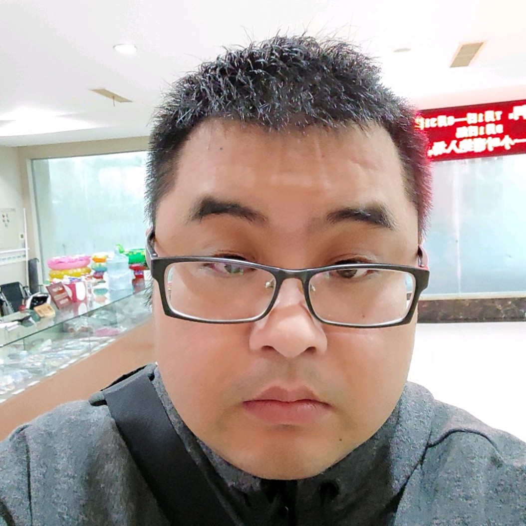 到处游泳的鱼的照片